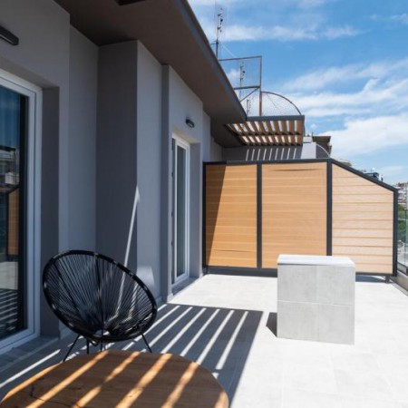 Ξυλινή κατασκευή στο White9 Luxury Hotel