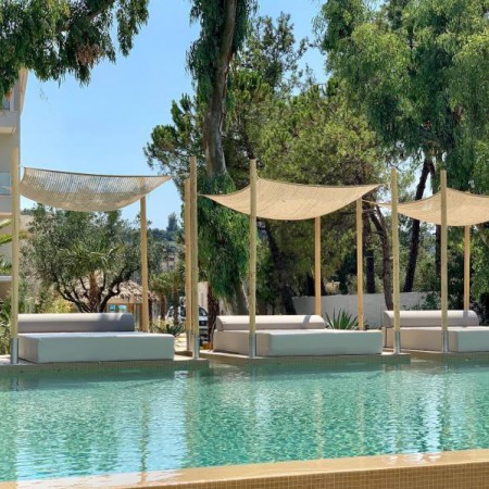 Ξυλινή κατασκευή στο MAKO Sea & Suites.