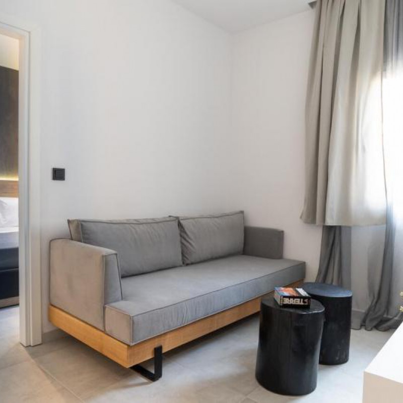 Ξυλινή κατασκευή στο White9 Luxury Hotel