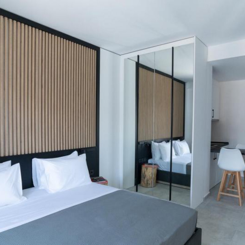 Ξυλινή κατασκευή στο White9 Luxury Hotel