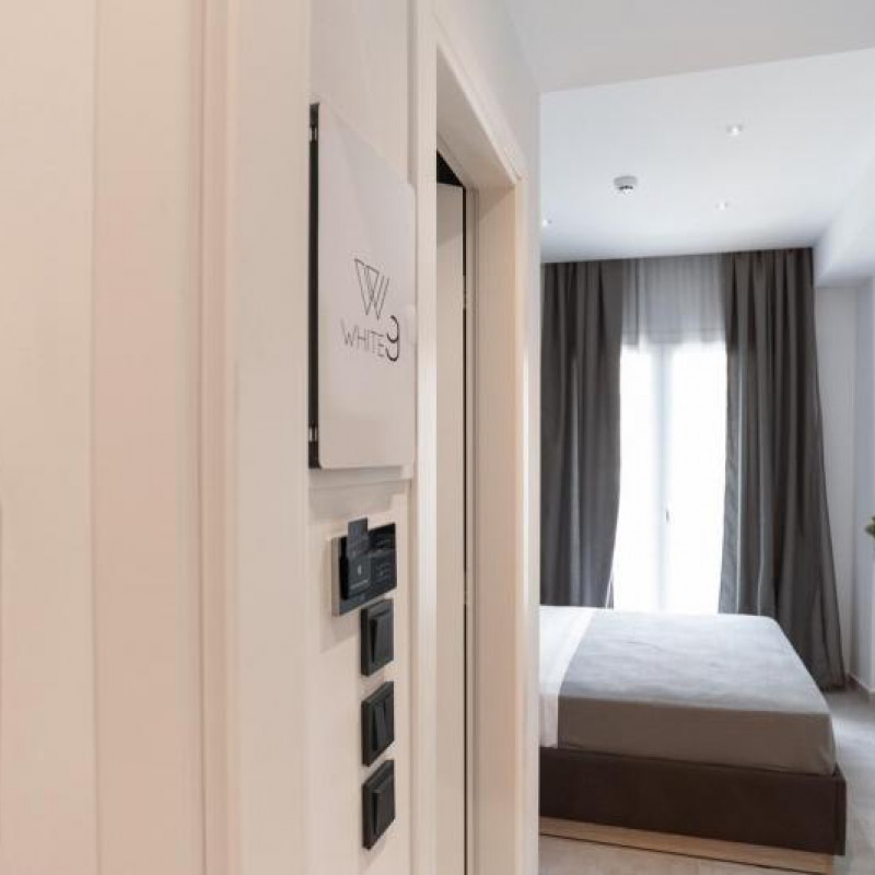 Ξυλινή κατασκευή στο White9 Luxury Hotel