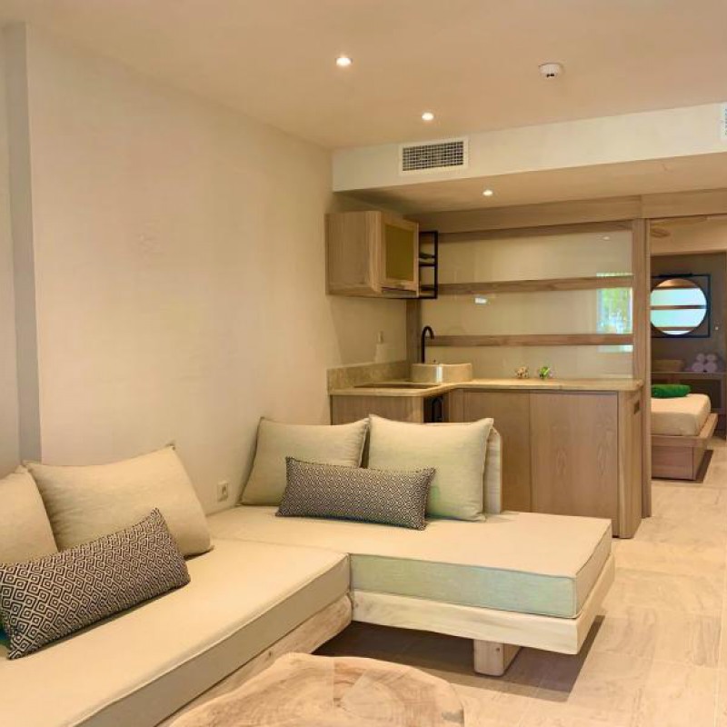 Ξυλινή κατασκευή στο MAKO Sea & Suites.