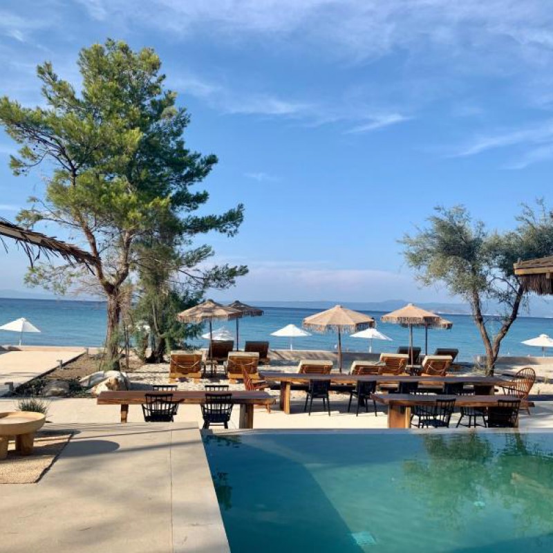 Ξυλινή κατασκευή στο MAKO Sea & Suites.