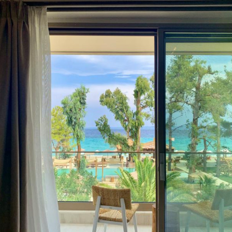 Ξυλινή κατασκευή στο MAKO Sea & Suites.