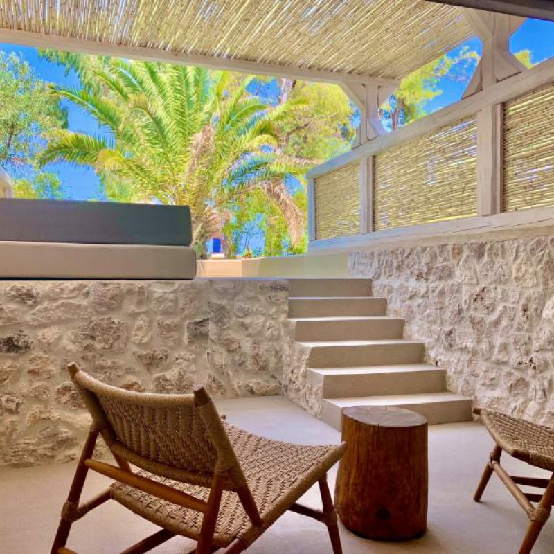 Ξυλινή κατασκευή στο MAKO Sea & Suites.