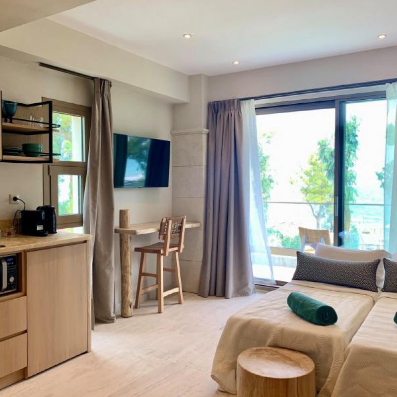 Ξυλινή κατασκευή στο MAKO Sea & Suites.