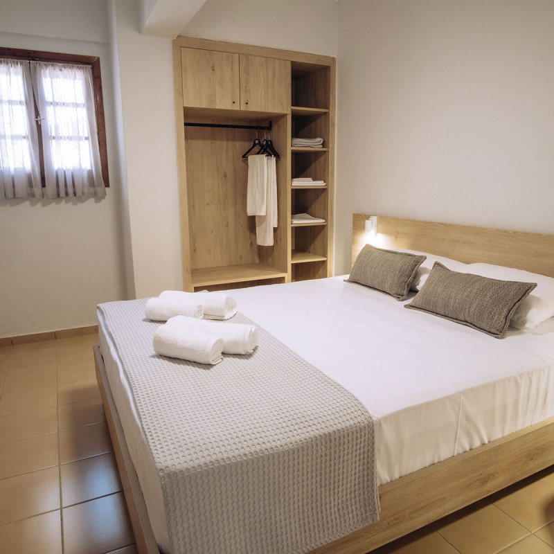 Santa Anna dwmatio diplo krevati diamperes